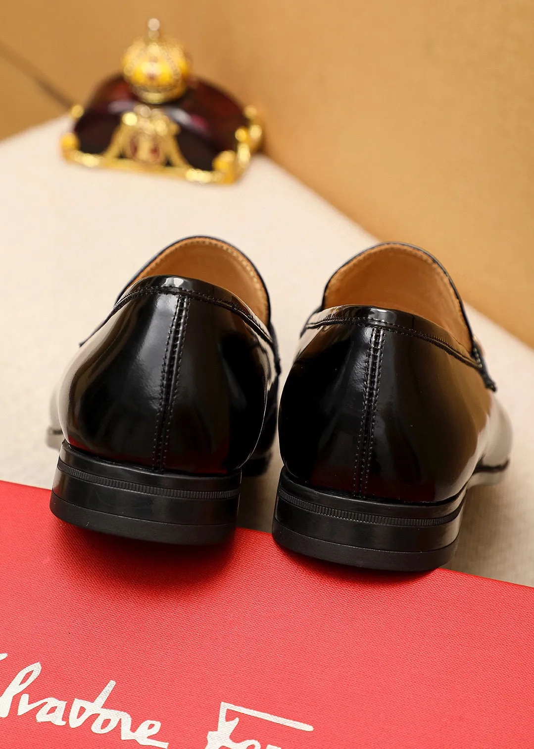 Men's shoes 💰480 💐 Product trademark: Ferragamo "Ferragamo" casual leather shoes Regular size: 38-44 (45🉑️customized) Product materials: Selected imported first-layer open-edge beaded cowhide upper + luxury hardware buckle, imported water-dyed cowhide leather lining. Strong three-dimensional visual effect, original rubber outsole Color: 3⃣️seed leather materials available
